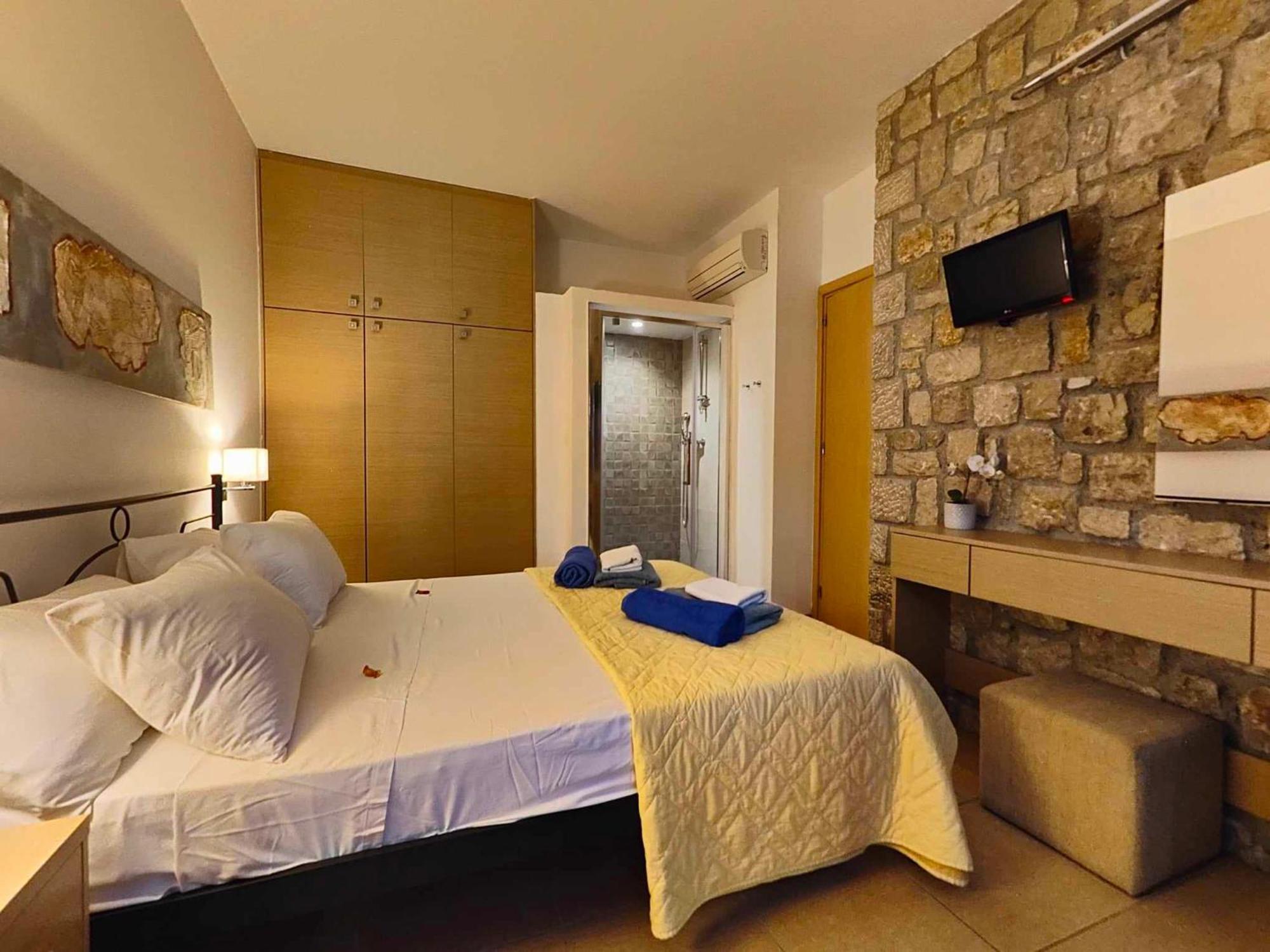 Costamare - Enjoy Lazy Days On The Private Pool-jacuzzi Villa