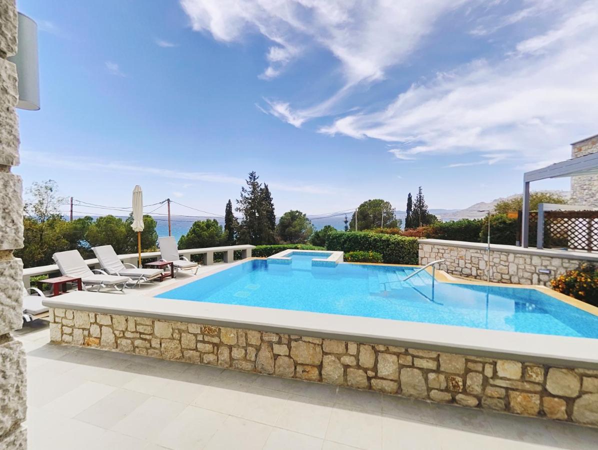 Costamare - Enjoy Lazy Days On The Private Pool-jacuzzi Villa *